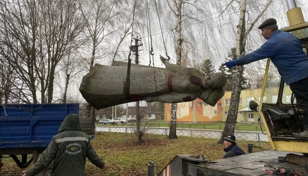 На Львівщині від початку року демонтували 289 об’єктів радянської доби