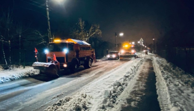 Over 1,000 workers, 930 equipment units removing snow from principal roads across Ukraine
