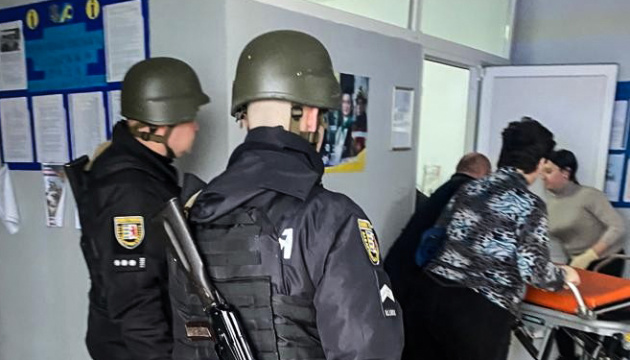 26 Verletzte bei Explosion von Handgranaten während Sitzung von Dorfrat in Transkarpatien