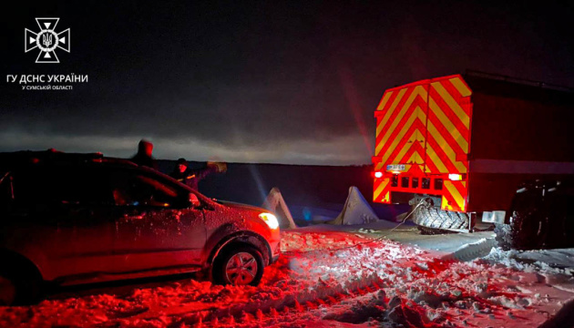 На Сумщині рятувальники витягли із заметів 16 машин, «швидку» та автобус