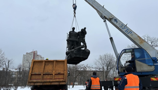 У Києві демонтували пам’ятник екіпажу радянського бронепоїзда «Таращанець»