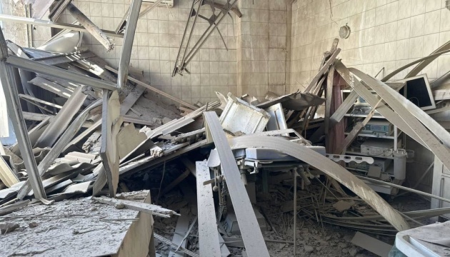 Les autorités locales montrent les conséquences du bombardement russe dans la région de Kherson