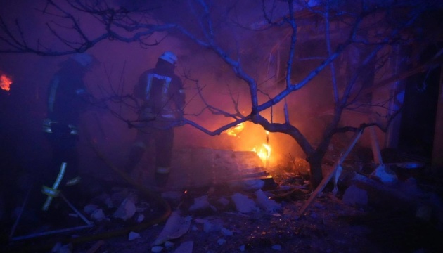 La caída de fragmentos de un dron provoca un incendio y mata a una persona en la región de Odesa 