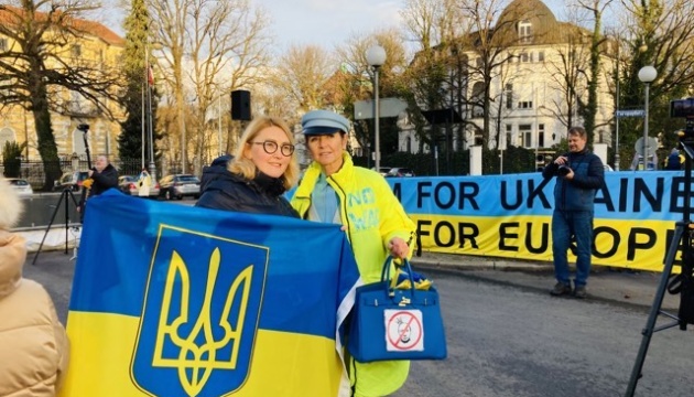 Українські активісти в Баварії «провели» російських дипломатів