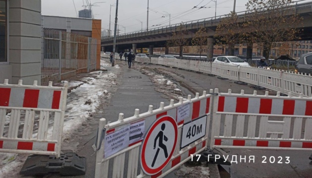 У КМДА кажуть, що ґрунт біля метро «Деміївська» просів ще до закриття шести станцій «синьої» гілки