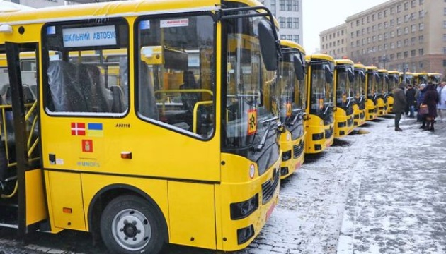 Закуплені Данією 34 шкільних автобуси прибули в Україну