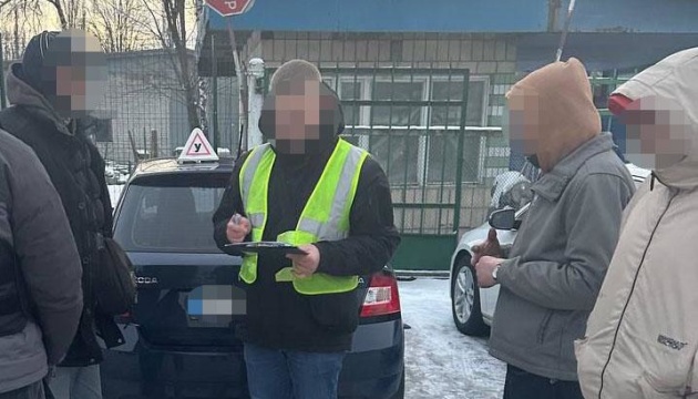 $450 за іспит і додаткові педалі: у київських автошколах виявили шахрайську схему