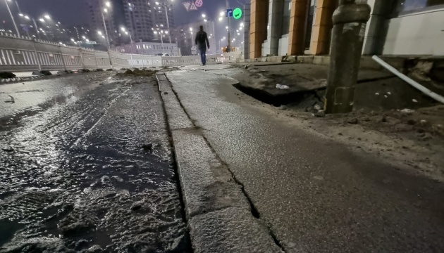 Підтоплення і ремонт метро в Києві: частину дороги біля «Деміївської» перекрили на пів року