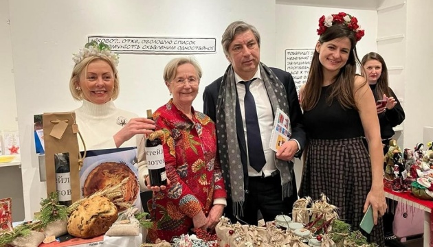У Парижі українці провели благодійний різдвяний ярмарок