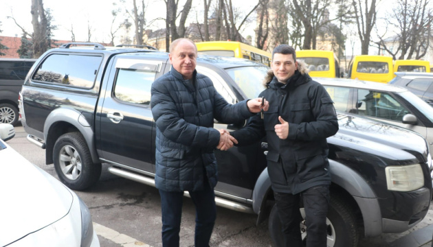 Волонтери передали автомобіль для мобільних вогневих груп на Львівщині