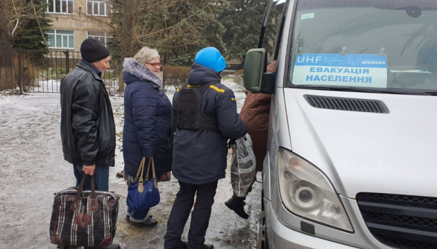 Із прифронтових міст Донеччини евакуювали ще понад 40 дітей