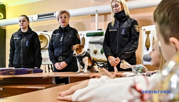 У Запоріжжі разом із псом Патроном створюють посібник із протимінної безпеки для дітей