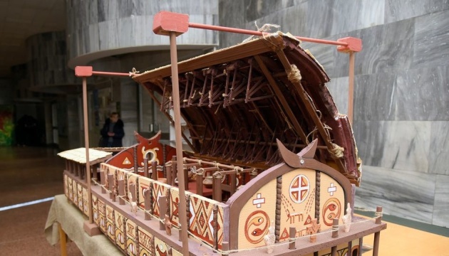 Археологи представили в Києві макет храму Трипільської культури