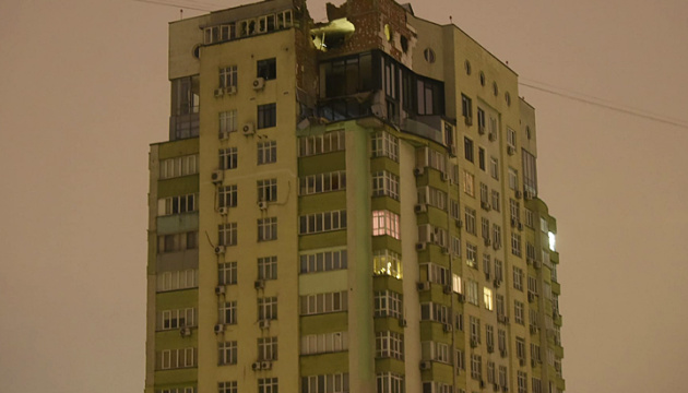 Ataque nocturno con drones a Kyiv: Un edificio de apartamentos dañado y dos personas heridas