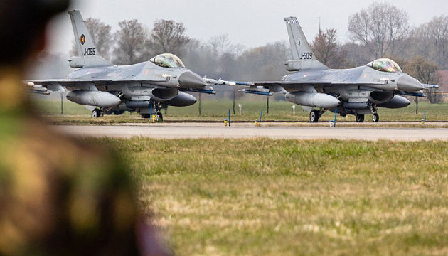 Zelensky: Países Bajos comienza a preparar los primeros 18 aviones F-16 para Ucrania