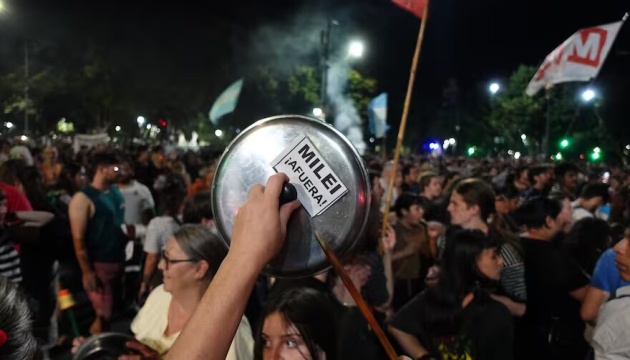 В Аргентині проти реформ президента вийшли мітингувати з каструлями й сковорідками