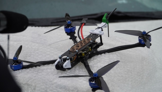 V Zhytomyre bola obranným silám odovzdaná dávka SUV a FPV dronov