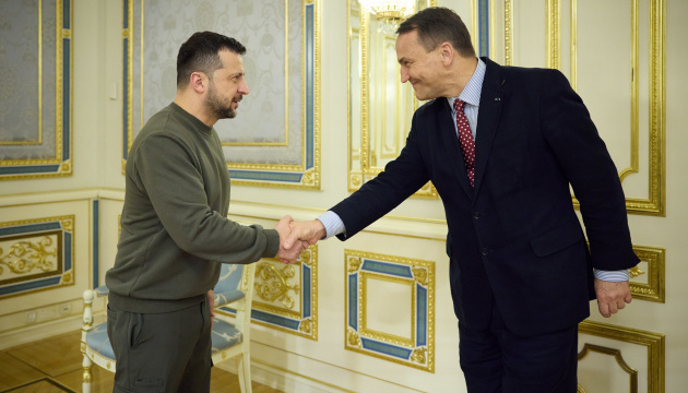 Zelensky y Sikorski discuten la cooperación en defensa entre Ucrania y Polonia