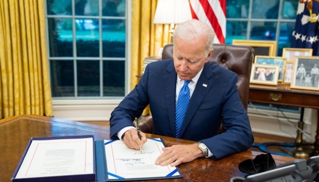 Biden firma el proyecto de ley de presupuesto de defensa de EE.UU., con 300 millones de dólares para Ucrania