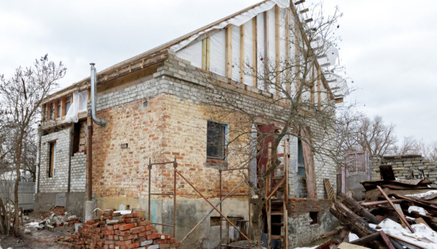 У Чернігові волонтери відновлюють будинок багатодітної родини, який зруйнували росіяни