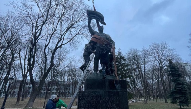 У Києві демонтували пам’ятник учасникам антиукраїнського «січневого повстання»
