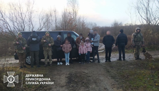 Ukrainian border guards detain group of illegal migrants from Iraq heading to EU