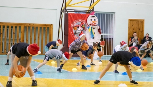 У регіонах України пройшли баскетбольні різдвяні фестивалі та естафети