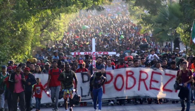 Тисячі мігрантів з Латинської Америки прямують через Мексику до кордону США