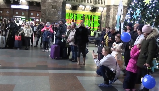 Оркестр поліції відіграв святковий концерт на київському вокзалі