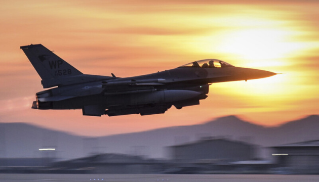 Seis pilotos de combate ucranianos completan el entrenamiento básico del F-16 en el Reino Unido