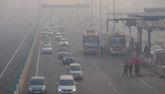 У Нью-Делі густий туман викликав перебої з авіасполученням та рухом поїздів