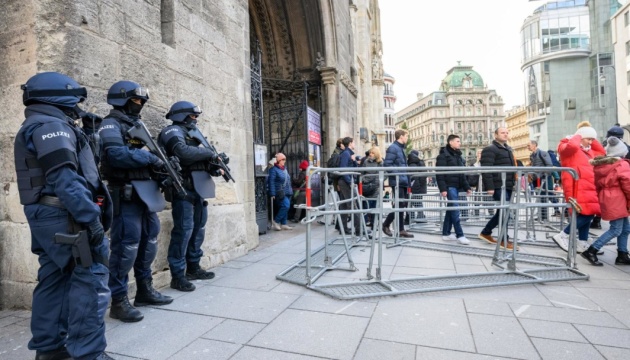 У Відні поліцейський із «зеткою» на шоломі викликав обурення
