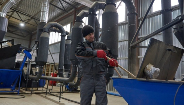 Енергія з гілок: на Черкащині виробляють паливні гранули   