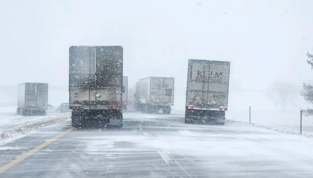 Зимовий шторм у центрі США ускладнив рух транспорту