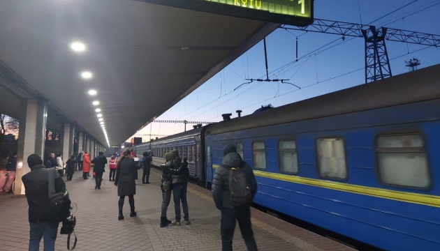 Поїзд із обстріляного загарбниками вокзалу Херсона прибув до Києва