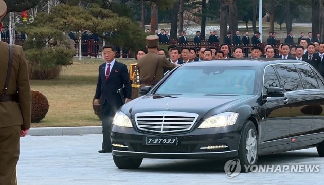 Топчиновники КНДР приїхали на партійні збори на підсанкційних авто