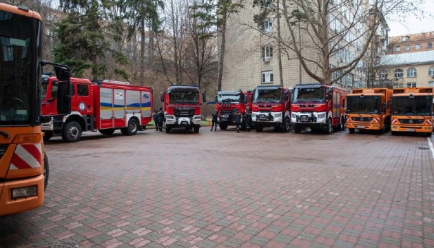 Київ отримав від Німеччини пожежно-рятувальні автомобілі та сміттєвози