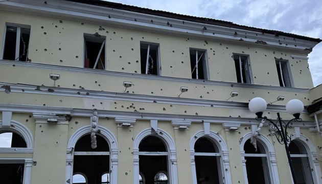 Beschuss von Bahnhof in Cherson: 16 Zivilisten verletzt, Video zeigt Zerstörungen