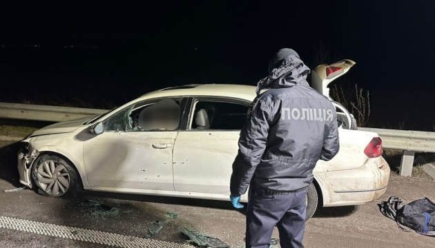 На Дніпропетровщині чоловік у балаклаві з автомата розстріляв авто, загинув водій