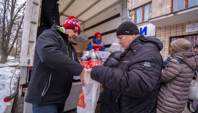 Святкова магія від Кока-Кола: мільйон пляшок для найбільш незахищених українців