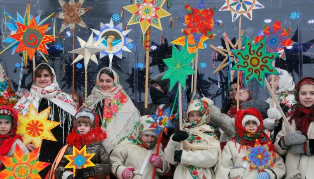 У Будапешті українців запросили на майстерклас з виготовлення різдвяних зірок і флешмоб колядок