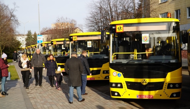 Громади Житомирщини отримали 28 шкільних автобусів