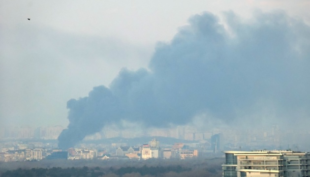 Ракетна атака: влада Києва повідомляє про падіння уламків і пожежу на складі