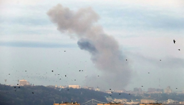 Atak rakietowy - Władze Kijowa zgłaszają spadające ułamki i pożar magazynu

