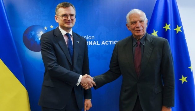 Borrell mantiene una conversación con Kuleba tras el ataque ruso a Ucrania
