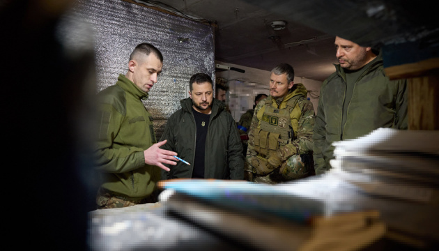 Zelensky visita el puesto de observación en la primera línea en Avdiivka y condecora a los soldados