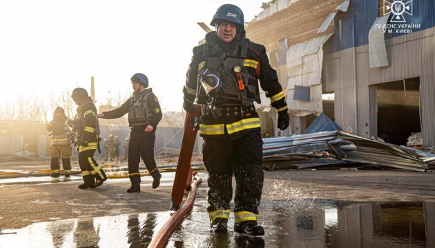 На київських складах ліквідували пожежу, яка спалахнула внаслідок ворожих обстрілів
