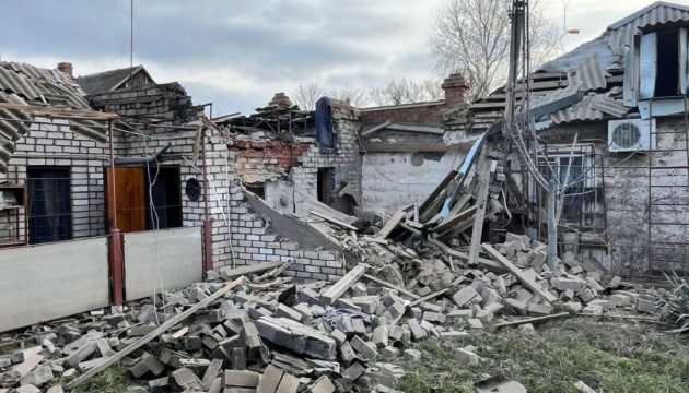 Ворог п’ять разів за день обстріляв Нікопольщину з артилерії, є постраждалі Ворог п’ять разів за день обстріляв Нікопольщину з артилерії, є постраждалі
