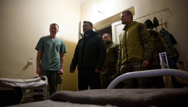 Президент відвідав хірургів військового госпіталю на Донеччині та вручив нагороди