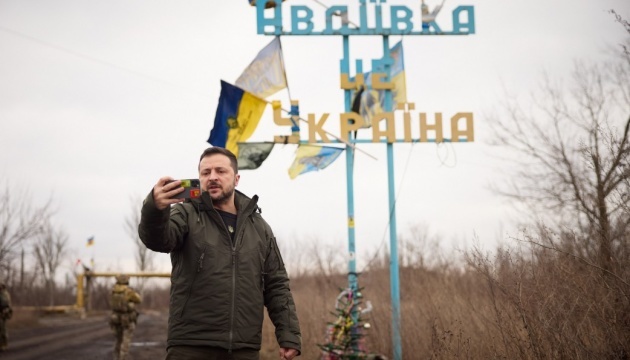 Volodymyr Zelensky s’est rendu  à Avdiivka pour remercier les militaires ukrainiens en première ligne